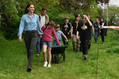 Dos días después de la coronación de Carlos III y Camila, este lunes 8 de mayo es el tercer y último día de celebraciones en el Reino Unido. Este día de festivo nacional se ha convertido en una jornada para el voluntariado, conocida como 'The Big Help Out'. Aunque los reyes no se han dejado ver esta mañana, los príncipes de Gales, acompañados de sus tres hijos sí han querido participar en la fiesta.