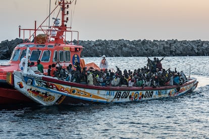 Cuarto cayuco de los llegados a La Restinga (El Hierro) arribando a puerto este viernes, con unas 174 personas a bordo.