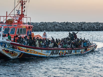 Cuarto cayuco de los llegados a La Restinga (El Hierro) arribando a puerto este viernes, con unas 174 personas a bordo.