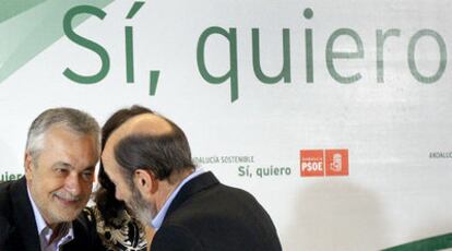 José Antonio Griñán y Alfredo Pérez Rubalcaba, en el acto celebrado ayer en Sevilla.