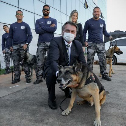 El presidente Bolsonaro, este lunes en Brasilia durante un acto con un perro policía y varios agentes.