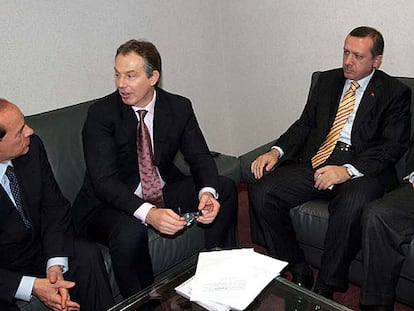 Silvio Berlusconi, Tony Blair y Recep Tayyip Erdogan (de izquierda a derecha) charlan durante una reunión ayer en Bruselas.