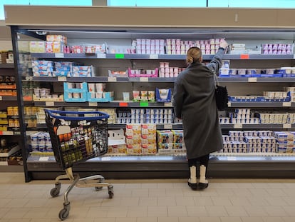 Una clienta en un supermercado de Sevilla, el pasado 30 de enero.