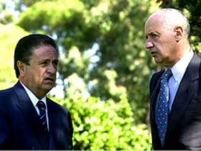 Eduardo Duhalde y el ministro de Economía de Argentina, Roberto Lavagna. PLANO MEDIO - ESCENA