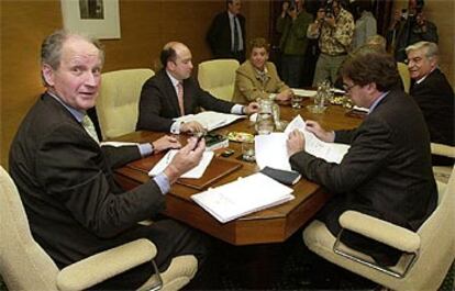 En primer término, Juan Mari Atutxa, en la reunión de la Mesa de la Cámara vasca.