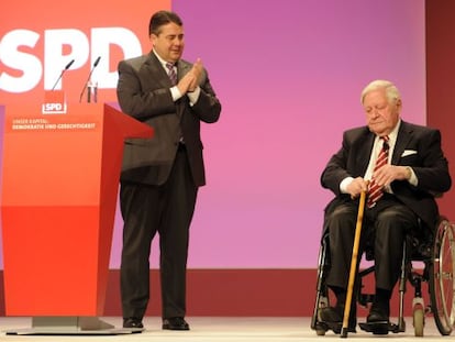 El presidente del SPD, Sigmar Gabriel, aplaude al excanciller Helmut Schmidt.