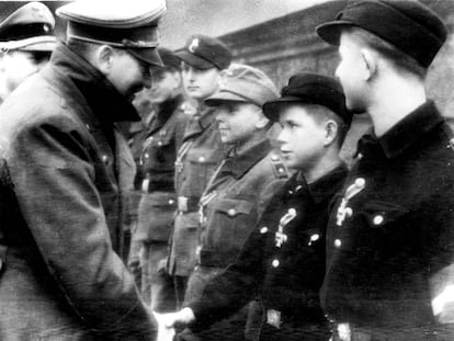 Adolf Hitler saluda a unos ni&ntilde;os soldado el 19 de marzo de 1945, en la que es la &uacute;ltima foto que AP distribuy&oacute; del dictador antes de que este se sucidara pocas semanas despu&eacute;s. 
