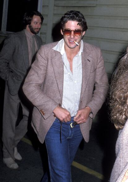 Gafas ahumadas, un cigarrillo en la boca y un señor de barba al fondo: no se puede ser más años setenta que esta imagen de Richard Gere en Hollywood en 1979.