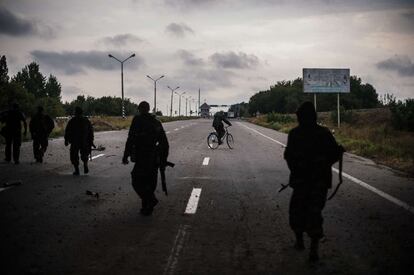 Militares prorrusos patrullan a lo largo de la carretera cerca de Donetsk (Ucrania).
