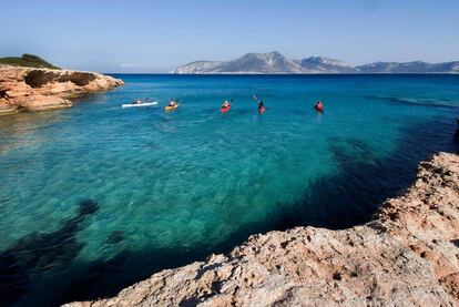 Fuera de los radares tursticos ms convencionales, este es uno de los ltimos refugios del Mediterrneo, donde la vida sencilla se vuelve ms intensa. Este grupo de islas griegas repartidas entre Naxos y Amorgos, de playas limpias y ritmo tranquilo, la mayora casi desconocidas, comienzan a ser muy visitadas. Como Koufonisia, una de las cuatro habitadas (junto a Donousa, Iraklia y Shinousa), con sus tabernas, casas tradicionales y cada vez ms conexiones en ferri. Tambin han crecido los hoteles y apartamentos, pero ha logrado conservar su encanto. Si queremos tranquilidad total hay que escaparse a Schinousa, donde apenas encontraremos una calle (larga y estrecha) y varias playas. En Iraklia todo es serenidad y silencio, y en Donousa el tiempo parece detenerse por completo, especialmente fuera de temporada. <a href="http://visitgreece.gr/" target="_blank">visitgreece.gr</a>