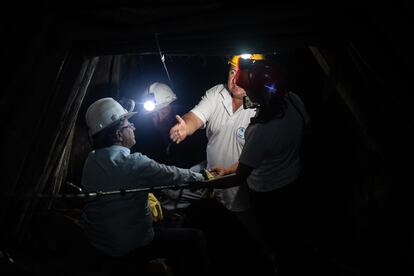 Gustavo Petro, del Pacto Histórico, conversa con trabajadores de la mina de carbón El Pino, en el municipio  de Paipa, Boyacá, el 6 de Junio de 2022. Petro ha intentado convencer a los sectores mineros de hacer una transición energética. 