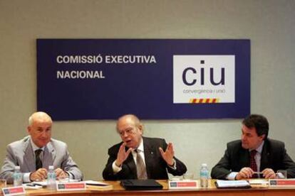 De izquierda a derecha, Josep Antoni Duran Lleida, Jordi Pujol y Artur Mas, durante la reunión de la ejecutiva nacional de CiU celebrada ayer.