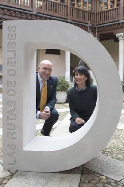 El presidente de la Diputación de Valladolid, Jesús Julio Carnero (i), junto a la presidenta de la Fundación Miguel Delibes, Elisa Delibes (d), durante la presentación esta mañana de la oferta turística de esta institución en FITUR en la que ha apostado por las rutas literarias de Miguel Delibes como reclamo turísitico.