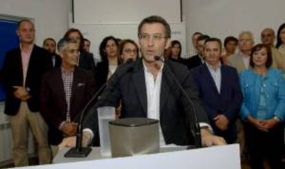 El presidente del PPdeG, Alberto Núñez Feijóo (c), pronuncia su discurso ante los candidatos de su partido por Lugo, durante la presentación de las listas por esta provincia.