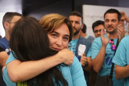 Ana Colau visita la sede ocupada del Mobile World Centre en la plaza Catalunya de Barcelona para apoyar a los técnicos de Movistar que están en huelga desde el pásado sábado.