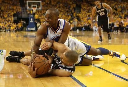 Parker, de los Spurs, intenta no perder el baln ante Landry, de los Warriors.