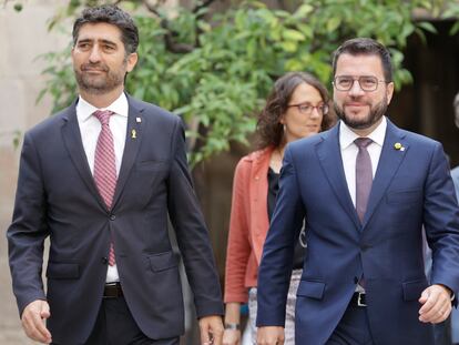 El presidente de la Generalitat, Pere Aragonès (derecha), junto al vicepresidente del Govern, Jordi Puigneró, antes de la reunión semanal de Govern, el pasado 13 de septiembre.