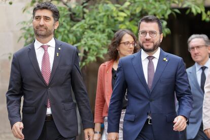 El presidente de la Generalitat, Pere Aragonès (derecha), junto al vicepresidente del Govern, Jordi Puigneró, antes de la reunión semanal de Govern, el pasado 13 de septiembre.