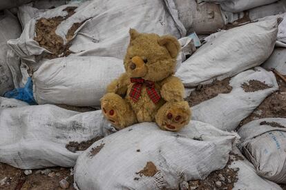 Un oso de peluche sobre los sacos de arena utilizados como protección en barricadas en la ciudad de Chérnigov (Ucrania).