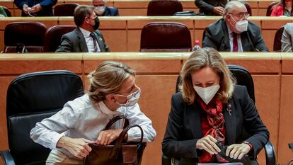 La vicepresidenta segunda y ministra de Trabajo y Economía Social, Yolanda Díaz, y la vicepresidenta primera y ministra de Asuntos Económicos, Nadia Calviño, durante una sesión de control al Gobierno en el Senado, este martes.