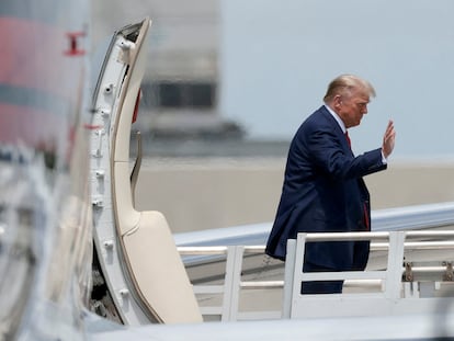 Donald Trump llega al Aeropuerto Internacional de Miami este lunes.