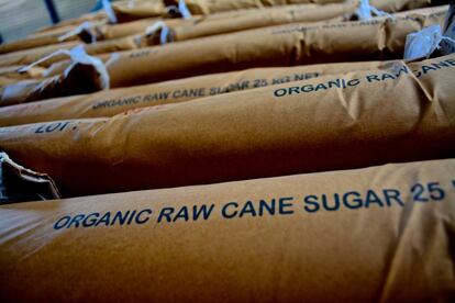 La mayoría del azúcar de la cooperativa se exporta, y solo un 5% se queda en el mercado paraguayo. Compiten gracias a la demanda de producto orgánico (sin insumos sintéticos) fuera de sus fronteras y a las redes de comercio justo.
