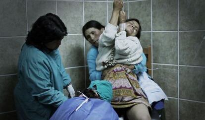 Las mujeres en Churcampa están acompañadas por matronas durante sus partos verticales. El resultado habla por sí solo: una década sin muerte materno infantil en la región.