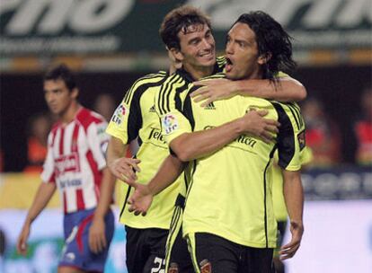 El centrocampista colombiano del Zaragoza, Abel Águila, celebra con su compañero, Paco Pavón, el gol conseguido frente al Sporting de Gijón.