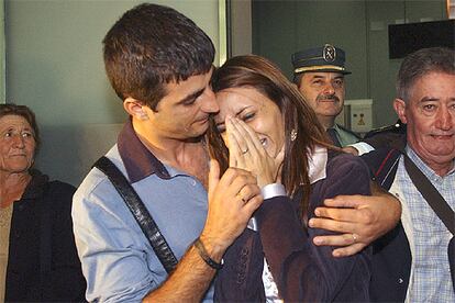 Ana María Ríos, a su llegada junto a su marido al aeropuerto de Santiago, donde es recibida por familiares y vecinos.