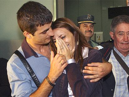 Ana María Ríos, a su llegada junto a su marido al aeropuerto de Santiago, donde es recibida por familiares y vecinos.