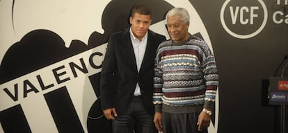 Waldo, en un acto de presentación del joven brasileño Carleto en 2008.