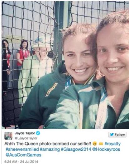 El 'selfie' de Isabel II con dos jugadoras de hockey.