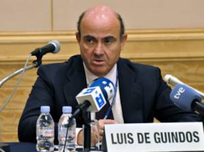 El ministro de Economía español, Luis De Guindos, el pasado sábado durante una rueda de prensa en Tokio tras la asamblea del Fondo Monetario Internacional (FMI) y el Banco Mundial. EFE/Archivo