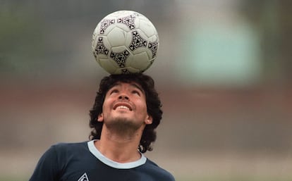 Diego Marfaon calienta con el balón durante un entrenamiento con la selección en Ciudad de México, en 1986.