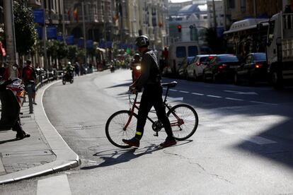Un ciclista, en una calle de Madrid en el 'Día sin coches'.