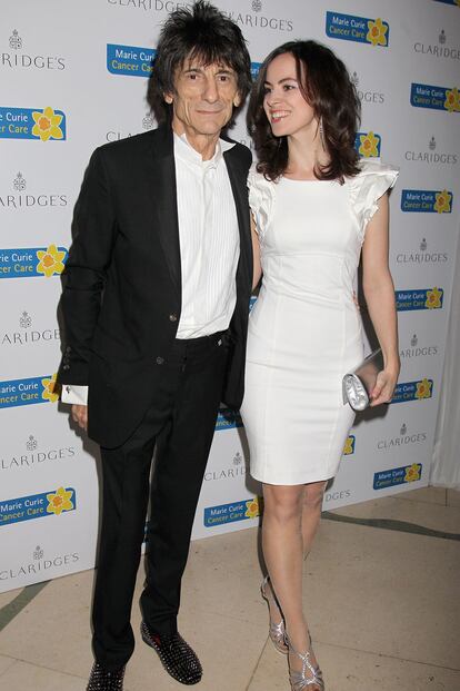 Ronnie Wood, de The Rolling Stones, con su jovencísima novia, Sally Humphreys.