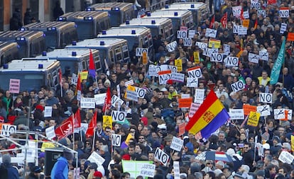 Los manifestantes se concentran en las inmediaciones del Congreso, rodeado por furgonetas de los antidisturbios