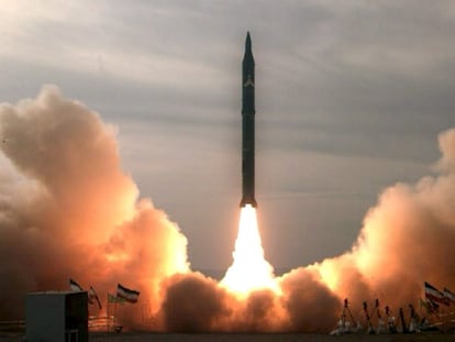 Lanzamiento del misil Sajjil 2 en un lugar desconocido de Irán, ayer.