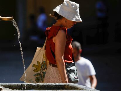 Una mujer pasea junto a una fuente de la Mezquita de Córdoba, este viernes.