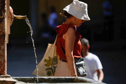 Una mujer pasea junto a una fuente de la Mezquita de Córdoba, este viernes.