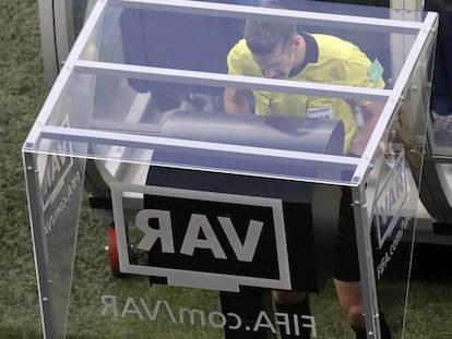 O árbitro consulta o ‘replay’ das imagens com a tecnologia VAR no jogo disputado entre a Nigéria e a Islândia em 22 de junho.