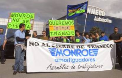 Trabajadores de Tenneco Automotive se manifiestan contra el cierre de la fábrica de amortiguadores Monroe de Gijón, que emplea a 230 personas. EFE/Archivo