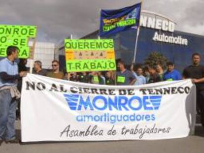Trabajadores de Tenneco Automotive se manifiestan contra el cierre de la fábrica de amortiguadores Monroe de Gijón, que emplea a 230 personas. EFE/Archivo