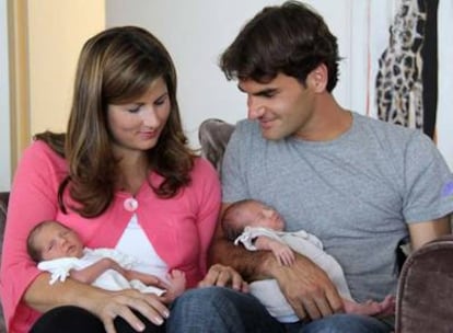 Roger Federer, su esposa Mirka y sus hijas Myla y Charlene.