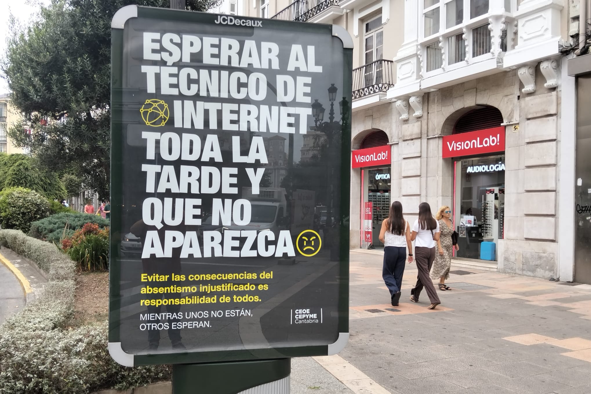 CC OO exige a CEOE la retirada de una polémica campaña publicitaria sobre el absentismo: “Mientras unos no están, otros esperan”