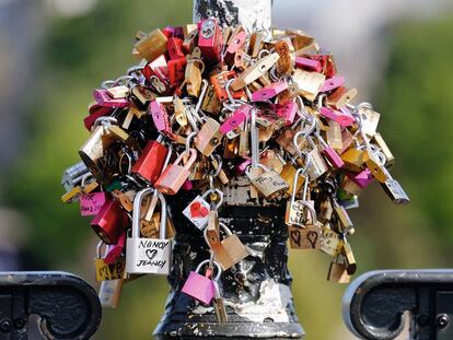 Un auténtico ramillete de candados sobre la estructura del Pont des Arts de París, colocados por parejas de enamorados.