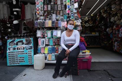Una mujer usa una mascarilla en un puesto callejero en el centro de Ciudad de México.