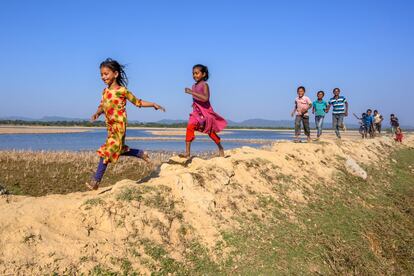 Los niños juegan en las orillas del río Naf, en Bangladés. Al otro lado del agua está Myanmar. Por aquí es por donde donde miles de rohingya cruzaron al país de acogida. Los que no sabían nadar, murieron.