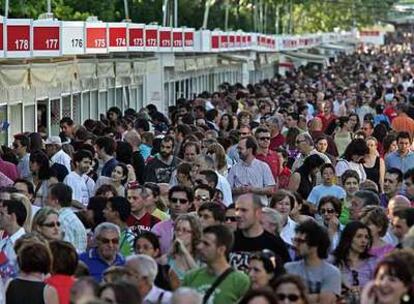 Ambiente de la Feria del Libro de Madrid ayer en el parque del Retiro.