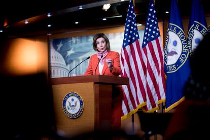 Nancy Pelosi, presidenta de la Cámara de Representantes, atiende a la prensa el viernes en Washington.